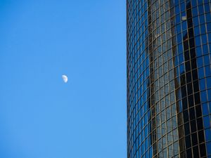 EDIFÍCIO E LUA