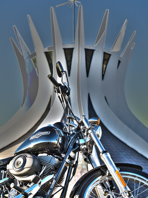 MOTO HARLEY E CATEDRAL SURREAL