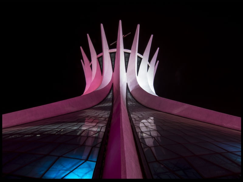 CATEDRAL ASCENDENTE EM LUZES DE OUTUBRO VERMELHO