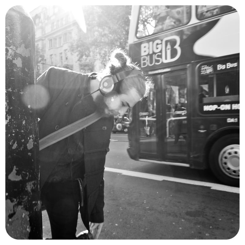 HOMEM HEADPHONE NA RUA ONIBUS LONDRINO