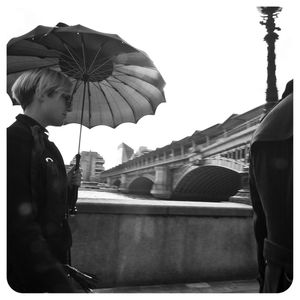 MULHER GUARDA-CHUVA PONTE LONDRES ESTILO