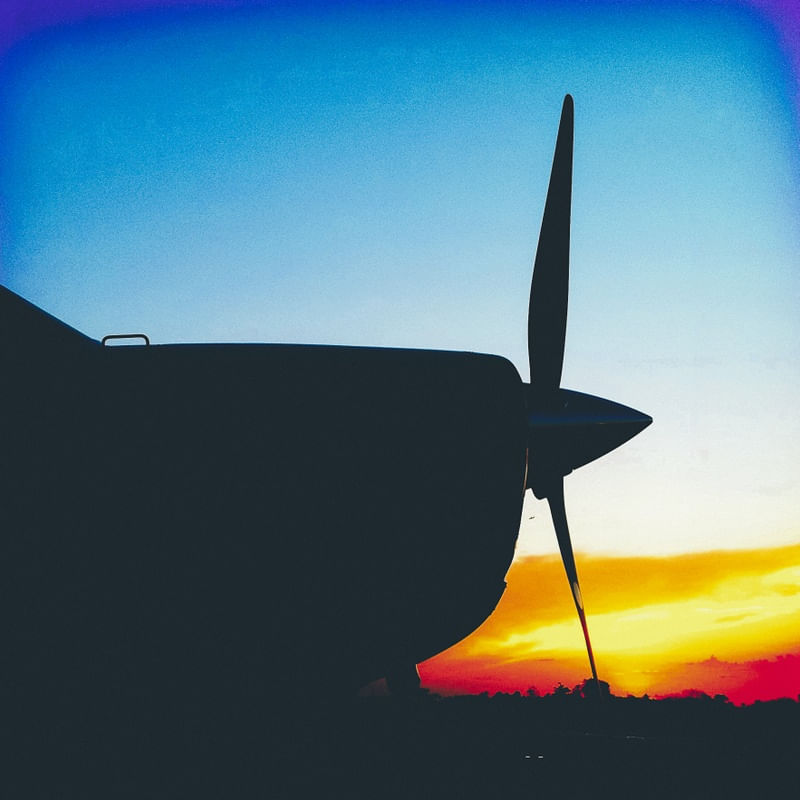 AVIÃO POR DO SOL