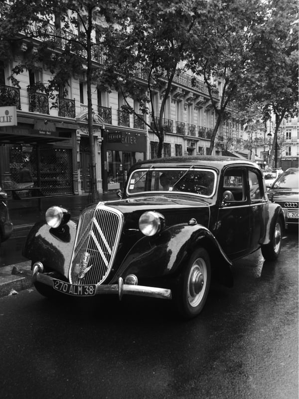 CARRO EM PARIS
