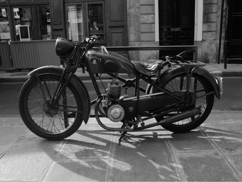 MOTO ANTIGA EM PARIS