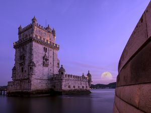 TORRE DE BELÉM, RIO TEJO E LUA CHEIA EM PORTUGAL AO POR DO SOL