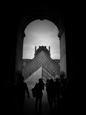 LOUVRE BW