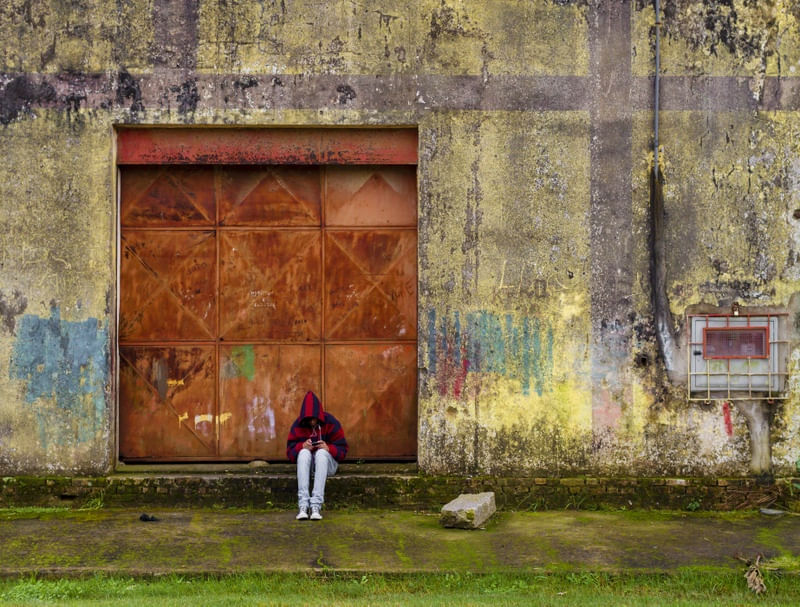 O HOMEM, A PEDRA E O PORTÃO