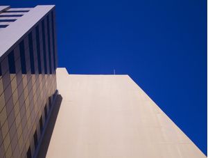 ARQUITETURA E CÉU AZUL