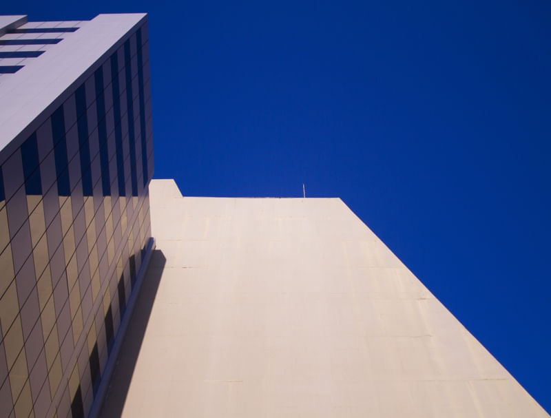 ARQUITETURA E CÉU AZUL