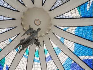 ANJOS NA CATEDRAL DE BRASÍLIA E VITRAIS - ARQUITETURA