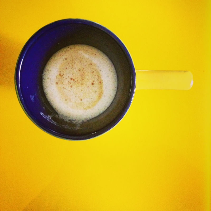 CAFE COM AMARELO