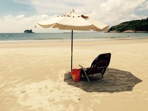 PLAYA Y SOMBRILLA