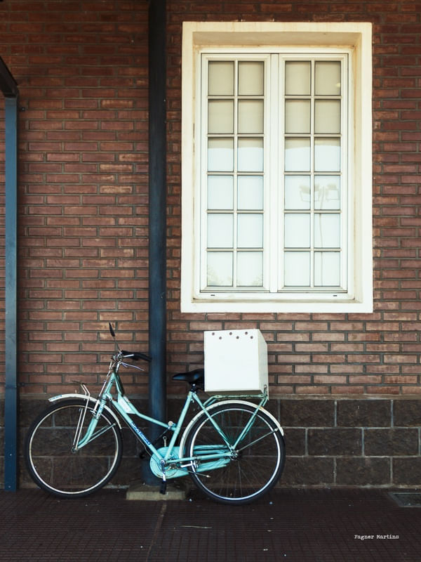 BICICLETA NA JANELA