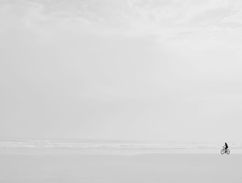SOZINHO DE BICICLETA NA PRAIA
