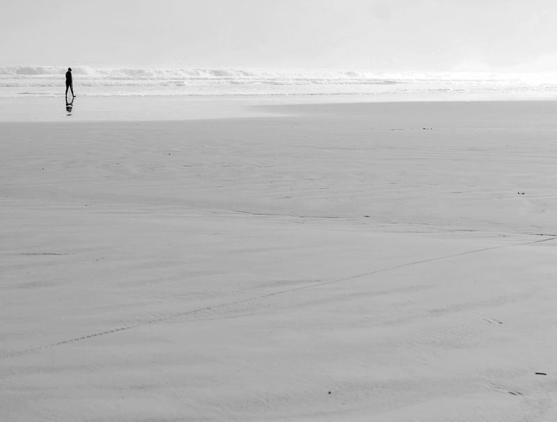 CAMINHANDO SOZINHO NA PRAIA