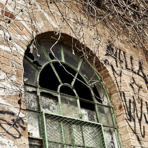 JANELA DE UM LUGAR ABANDONADO