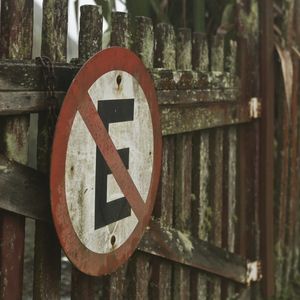 PORTÃO PROIBIDO ESTACIONAR
