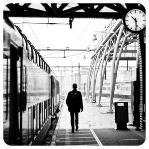 PASSAGEIRO DE TREM PLATAFORMA