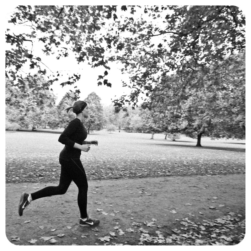 MULHER CORRENDO PARQUE LONDRES