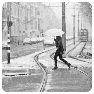 NEVE MUHER TRILHO TREM HOTANDA GUARDA-CHUVA