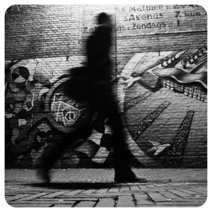 VULTO HOMEM EM PAREDE TIJOLOS ARTE URBANA