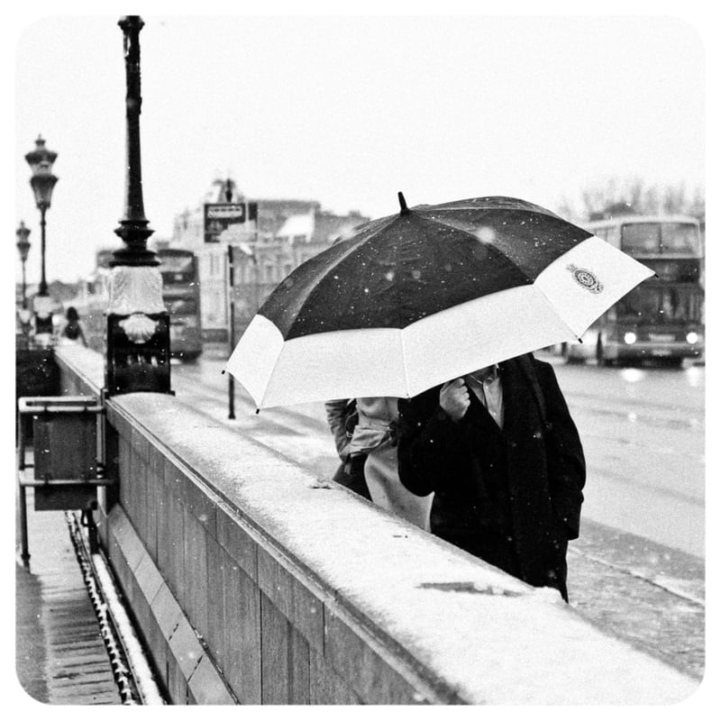 NEVE EM LONDRES GUARDA-CHUVA PONTE