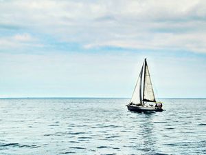 VELA NO HORIZONTE