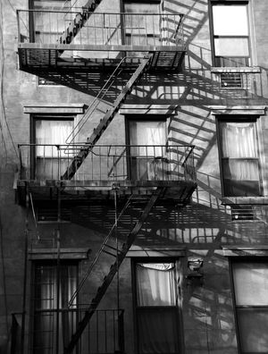 NOVA YORK WALK-UP BUILDING FIRESTAIRS