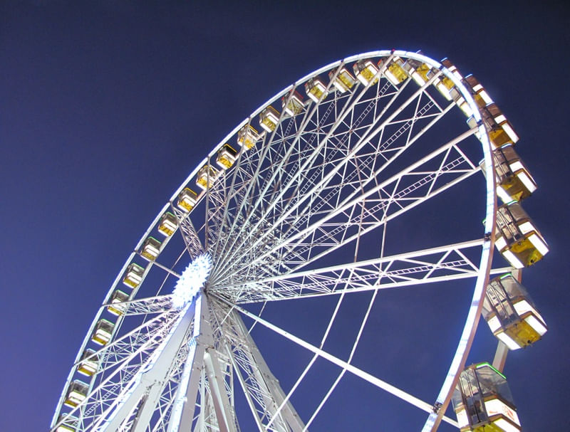 RODA BRANCA CÉU AZUL
