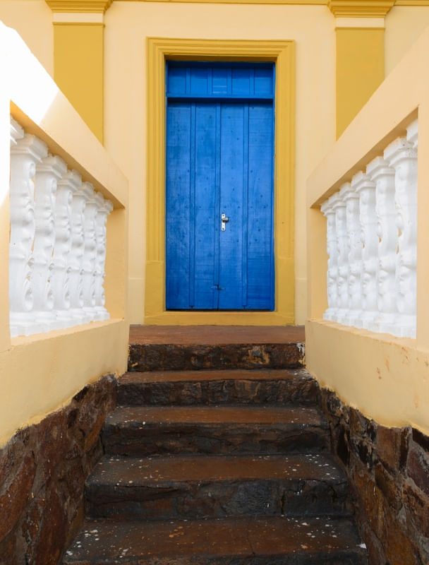 PORTA AZUL E ESCADA