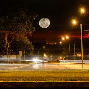 LUA CHEIA E QUEIMADA AO FUNDO