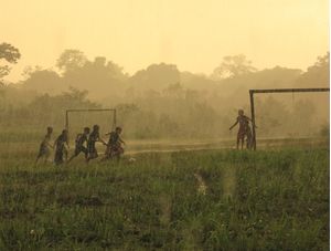 CRIANÇAS JOGANDO FUTEBOL