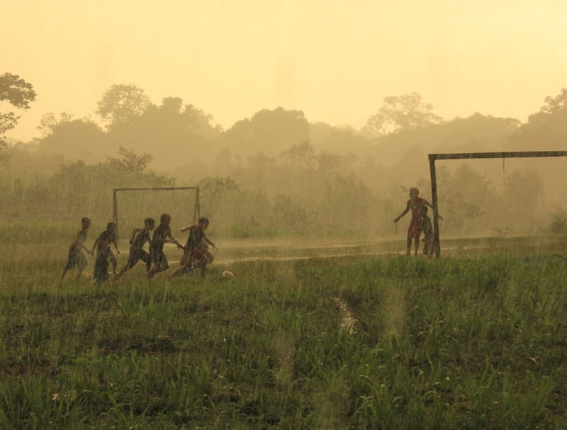 CRIANÇAS JOGANDO FUTEBOL