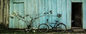BICICLETA NA PAREDE AZUL