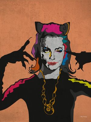 MULHER GATO DIVANDO