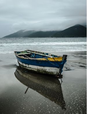 PEQUENO BARCO NA PRAIA
