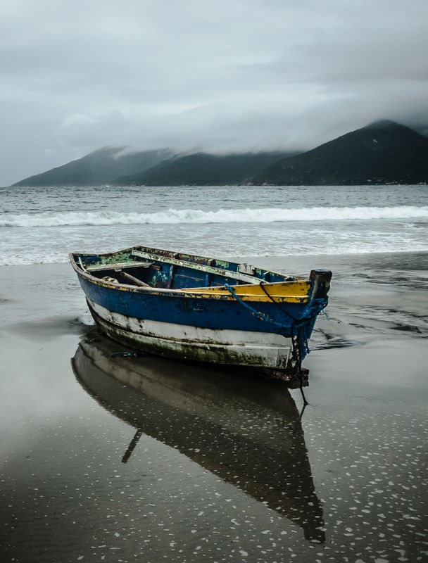 PEQUENO BARCO NA PRAIA
