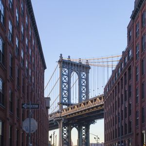 MANHATTAN BRIDGE IN BROOKLYN