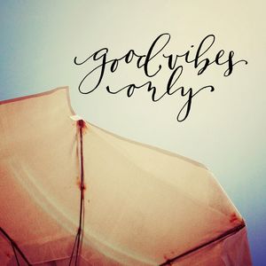 GOOD VIBES ONLY - PRAIA