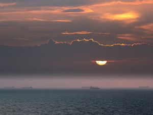 NAVIOS AO POR DO SOL