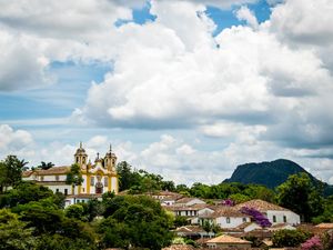 NAS NUVENS DE TIRADENTES