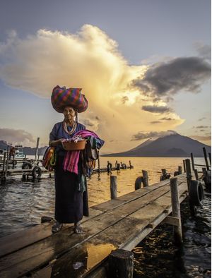 MULHER NO LAGO ATITLÁN