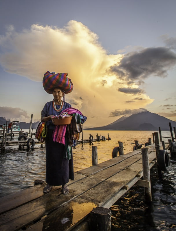 MULHER NO LAGO ATITLÁN