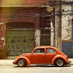 FUSCA VERMELHO E O PORTÃO VERDE