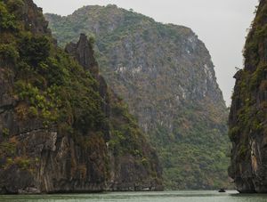 CRUZANDO HALONG BAY