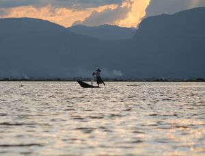 O VELHO E O LAGO - MYANMAR