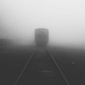 TREM NA NEBLINA