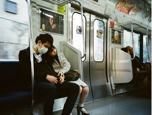 2 CASAIS NO TREM DE TÓQUIO ? COR