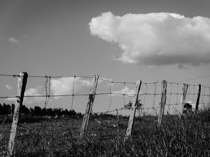 CERCA DE FAZENDA E NUVENS