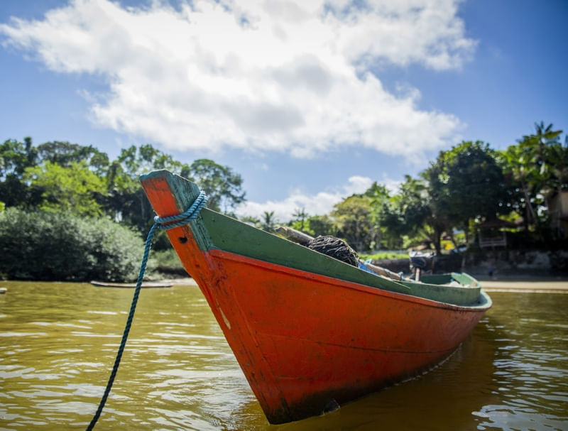BARCO VERMELHO NO MAR